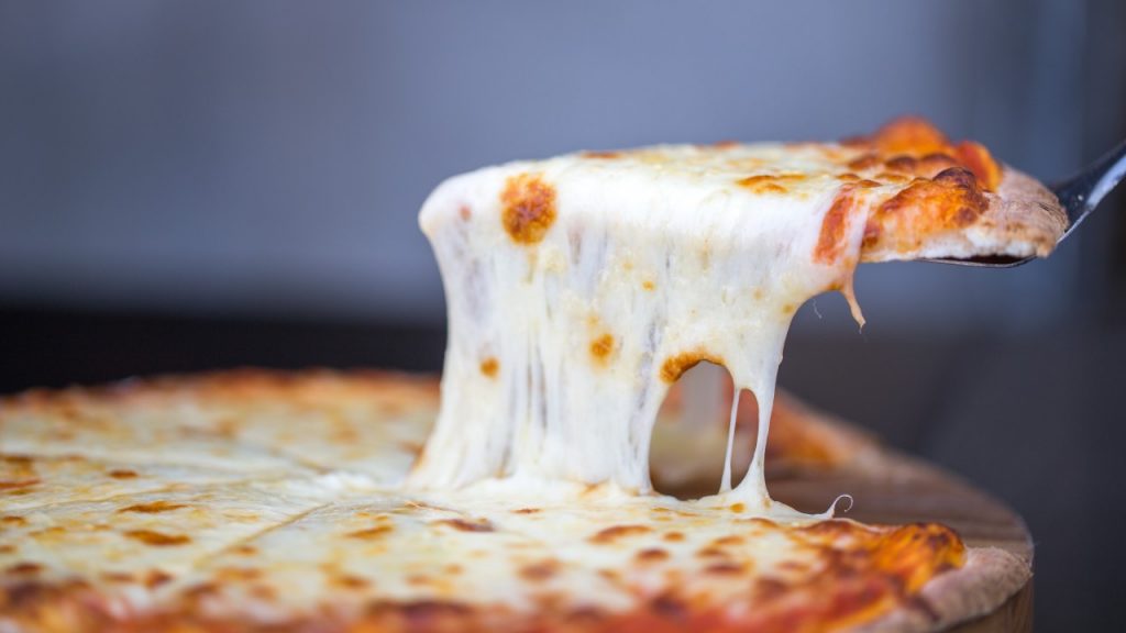 rebanada de pizza con queso mozzarella