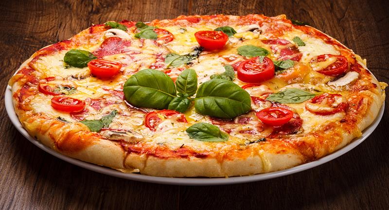 pizza margarita con albahaca