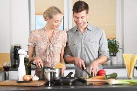 pareja cocinando