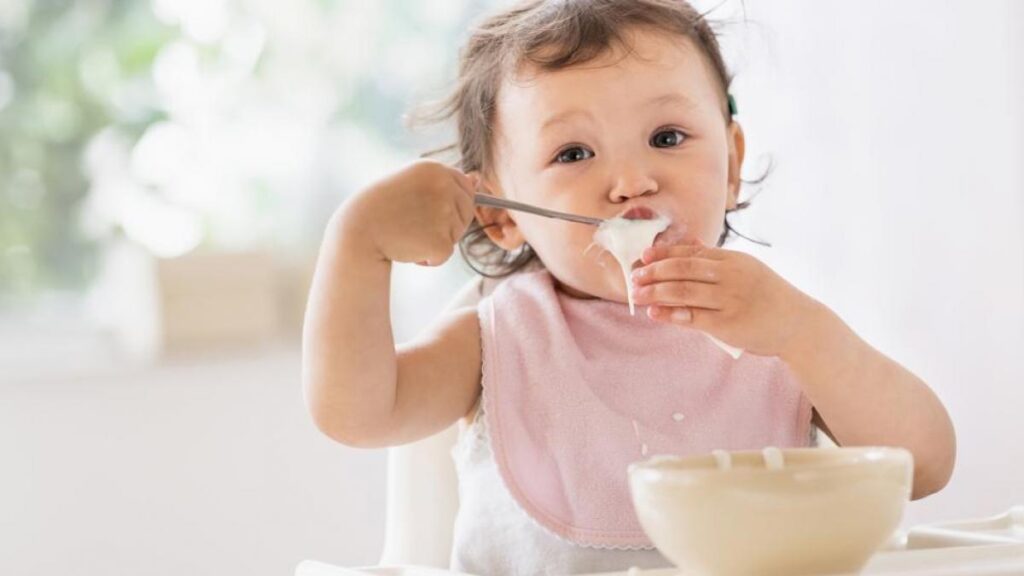bebé comiendo yogurt