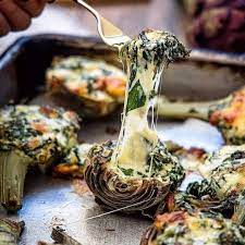 alcachofas con queso y espinacas